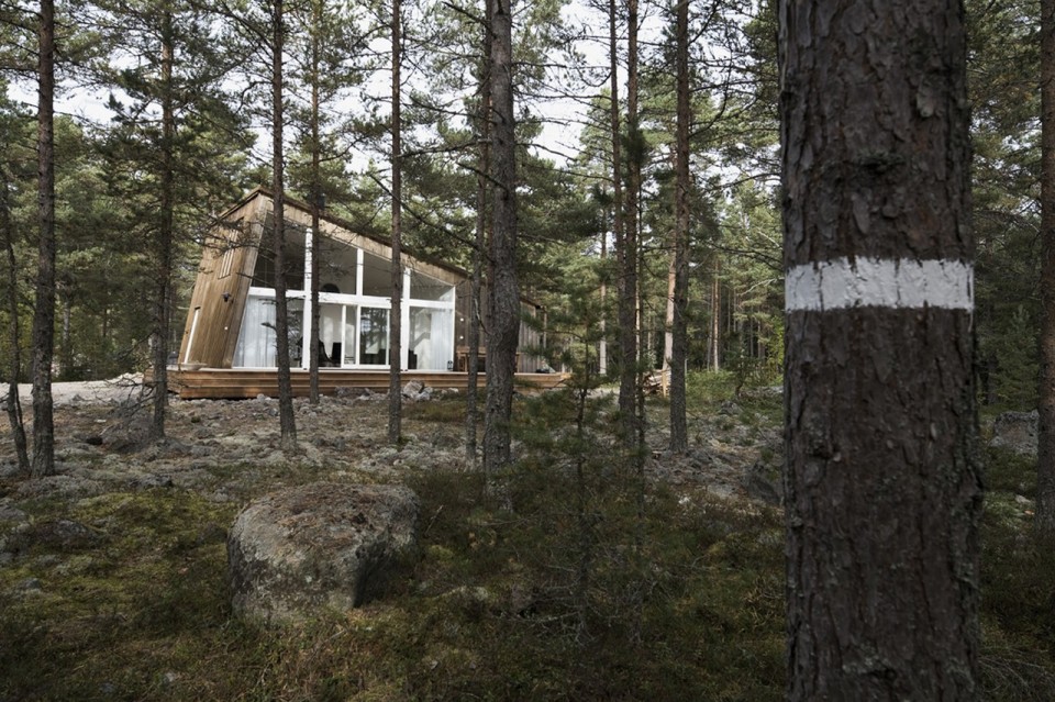 Modern vacation cabins at the Hölick Sea Resort in Sweden | Small ...