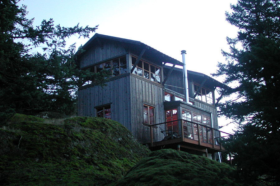 Reminiscent of forest fire lookout towers, this 672 sq ft cabin has two separate sleeping lofts. | www.facebook.com/SmallHouseBliss