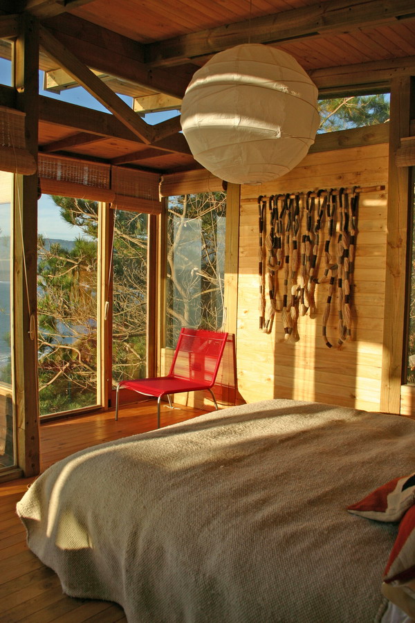 This modest cabin has a dramatic clifftop setting. The cabin has 1 bedroom in 592 sq ft. | www.facebook.com/SmallHouseBliss