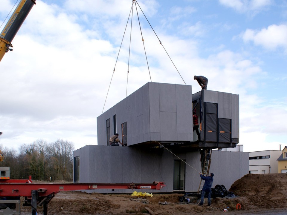 Crossbox is a modern modular house with cantilevered upper floor. It has 3 bedrooms in 1,119 sq ft. | www.facebook.com/SmallHouseBliss