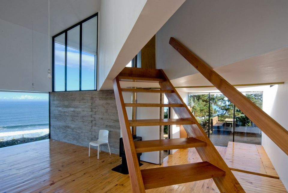 A minimalist vacation house in Chile with 2 bedrooms in 1,033 sq ft. | www.facebook.com/SmallHouseBliss