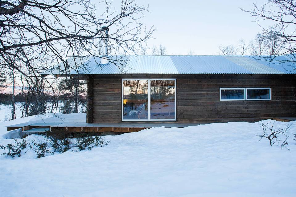 This log cabin in Norway joins a new structure to two existing one-room cabins, one over 100 years old. Together they have 3 bedrooms in 915 sq ft. | www.facebook.com/SmallHouseBliss