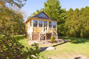 This old-time shingled cottage in Maine oozes charm. It has an open studio layout plus a sleeping loft. | www.facebook.com/SmallHouseBliss