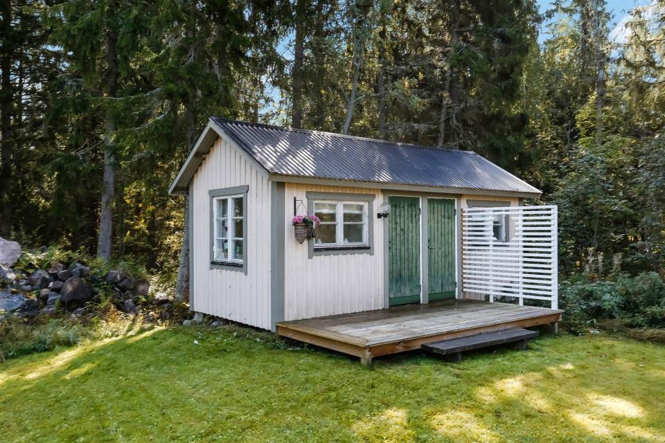 This 1930 summer cottage in Sweden retains its original vintage charm. It has two small bedrooms in 592 sq ft. | www.facebook.com/SmallHouseBliss