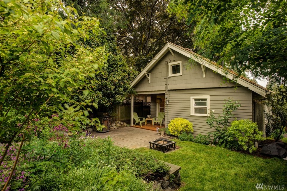 This 1918 Craftsman bungalow has two bedrooms in a compact 720 sq ft single-level plan. | www.facebook.com/SmallHouseBliss